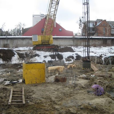 Running the load cell with a reinforcement cage in the well for testing piles using the ONLY-DOWN method