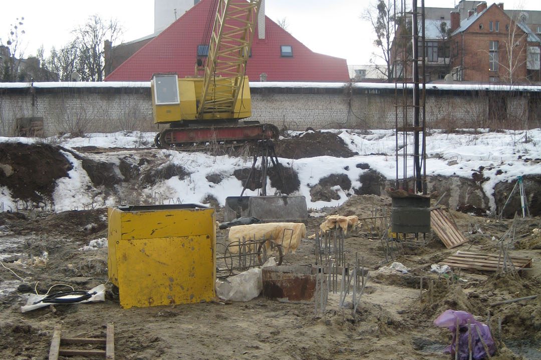 Running the load cell with a reinforcement cage in the well for testing piles using the ONLY-DOWN method