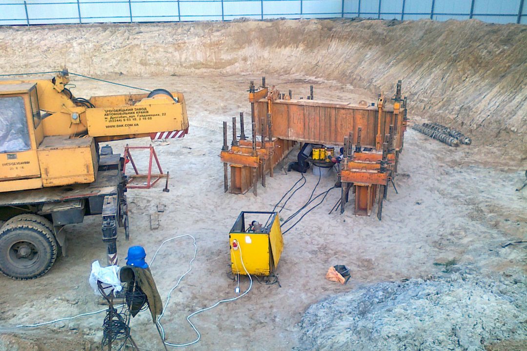 CA-600 anchor test rig arranged above the pile to test it for downward load capacity